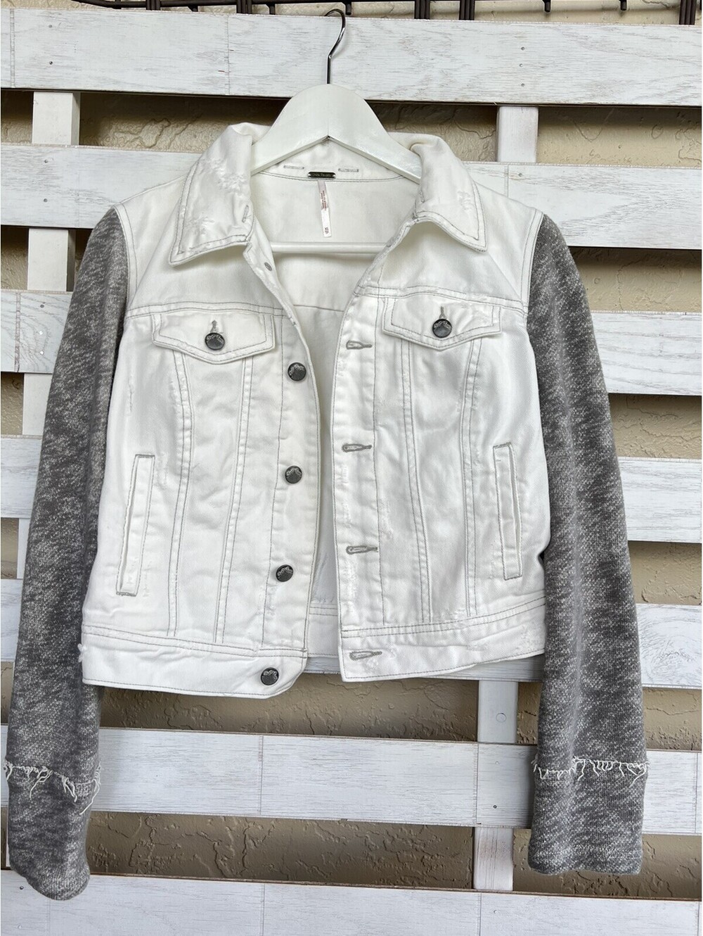 Free People Women Xs Distressed White Denim Jeans Jacket Gray Knit.